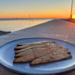 Tranches d'esturgeon fumé sur une assiette au bord du Bassin d'Arcachon