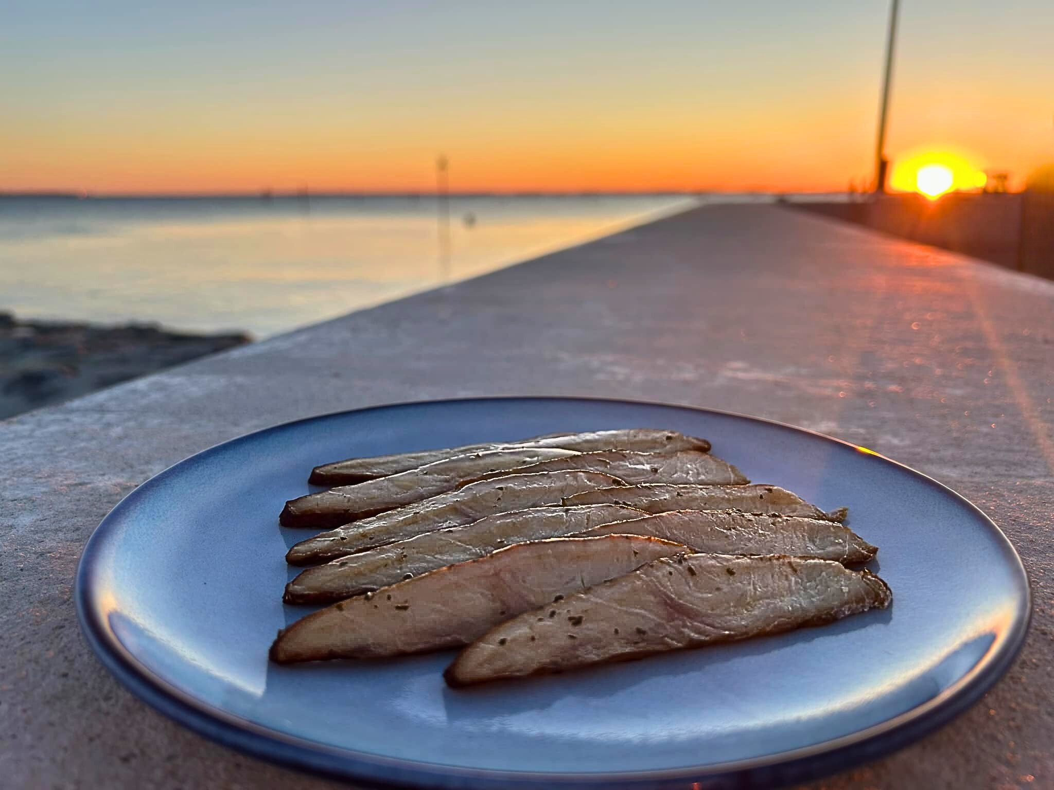 Tranches d'esturgeon fumé sur une assiette au bord du Bassin d'Arcachon