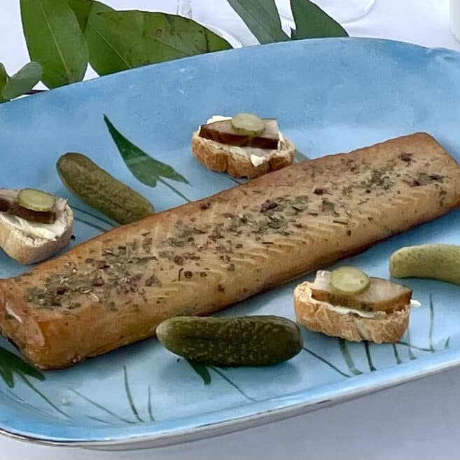 Filet d'esturgeon fumé entier Kalalahti dans un plat avec toasts