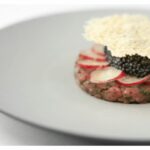 <font dir="auto" style="vertical-align: inherit;"><font dir="auto" style="vertical-align: inherit;">Tartare d’esturgeon fumé à chaud</font></font>